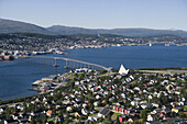 Blick auf Stadt von der Seilbahn zum Berg Storsteinen, Tromso, Troms, Norwegen, Europa