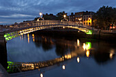Ha'Penny Brücke und Fluss Liffey, Dublin, County Dublin, Irland