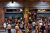 Passanten und Besucher vor dem Hogans Bar, South Great Georges Straße, Dublin, County Dublin, Irland