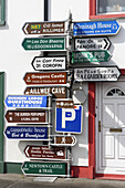Wegweiser im Zentrum der Ballyvaughan, Ballyvaughan, Galway Bucht, County Clare, Irland