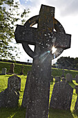 Keltisches Kreuz und Grabsteine auf dem Friedhof der St. Canice's Kathedrale, Kilkenny, County Kilkenny, Irland