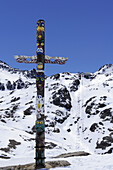 Indian totem pole with Kurzras ski area in the background, Oetztal mountain range, Schnalstal valley, Vinschgau, South Tyrol, Italy