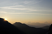 Sonnenaufgang über den Dolomiten von der Marmolada, Marmolada, Dolomiten, UNESCO Weltkulturerbe Dolomiten, Trentino, Italien