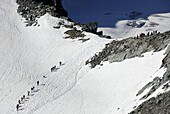 Wandergruppen steigen über Gletscher ab, Pollesjoch, Ötztaler Alpen, Tirol, Österreich