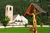 Christusfigur vor Kirche St. Johann, Kloster Müstair, Müstair, UNESCO Weltkulturerbe Müstair, Graubünden, Engadin, Schweiz