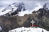 Bergsteigergruppe steht am Gipfelkreuz des Vorderer Schmied, Langtauferer Tal, Vinschgau, Ötztaler Alpen, Südtirol, Italien