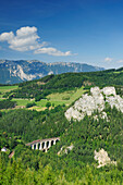 Zug fährt über Kalte Rinn-Viadukt, Rax im Hintergrund, Semmeringbahn, UNESCO Weltkulturerbe Semmeringbahn, Niederösterreich, Österreich