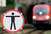 Schild Betreten verboten und Zug unscharf im Hintergrund, Semmeringbahn, UNESCO Weltkulturerbe Semmeringbahn, Niederösterreich, Österreich