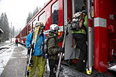 Skifahrer steigen in Zug, Cavadürli, Klosters-Serneus, Kanton Graubünden, Schweiz