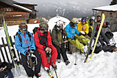 Skifahrer machen Pause, Arosa, Kanton Graubünden, Schweiz