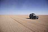 Toyota Landcruiser driving through the desert, Murzuk sand sea, Lybia, Africa