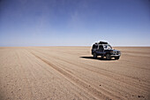 Toyota Landcruiser fährt durch die Wüste, Murzuk Sandmeer, Libyen, Afrika