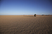 Toyota Landcruiser fährt durch die Wüste, Murzuk Sandmeer, Libyen, Afrika