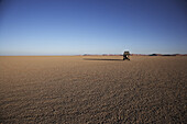 Toyota Landcruiser driving through the desert, Murzuk sand sea, Lybia, Africa