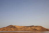 Erg Chebbi Düne spiegelt sich im Wasser, Merzouga, Marokko, Afrika