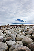 Steine am Strand, Utakleiv, Vestvågøya, Lofoten, Nordnorwegen, Norwegen