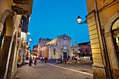 Abendstimmung, Dom, Piazza del Duomo, Taormina, Sizilien, Italien