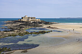 Blick auf Fort de Petit Be und Strand, St. Malo, Bretagne, Frankreich, Europa