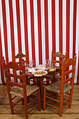 Gedeckter Picknicktisch und Stühle im Verkostungsraum vom Sherry Weingut Bodega Tio Pepe Gonzales Byass, Jerez de la Frontera, Andalusien, Spanien, Europa