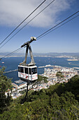Blick auf Gibraltar Gondel und Stadtansicht, Upper Rock Naturschutzgebiet, Gibraltar, Europa