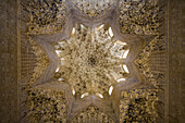 Kunstvoll verzierte Decke im Alhambra Palast, Granada, Andalusien, Spanien, Europa