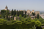 Gärten am Alhambra Palast im Sonnenlicht, Granada, Andalusien, Spanien, Europa