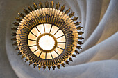 Verzierte Lampe und Decke im Antoni Gaudi Gebäude Casa Batllo, Barcelona, Katalonien, Spanien, Europa