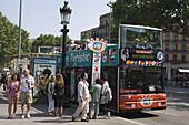 Menschen steigen in City Sightseeing Bus ein, Barcelona, Katalonien, Spanien, Europa