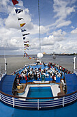Menschen auf Achterdeck von Kreuzfahrtschiff MS Princess Daphne, Bremerhaven, Bremen, Deutschland, Europa