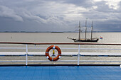 Rettungsring an Bord von Kreuzfahrtschiff MS Princess Daphne und Segelschiff Dosterschelde, Bremerhaven, Bremen, Deutschland, Europa