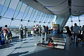 Menschen auf Aussichtsplattform mit Glasboden im Spinnaker Tower Turm, Portsmouth, Hampshire, England, Europa