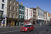 Roter Mini auf der Dame Street, Dublin, Leinster, Irland, Europa