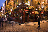 Menschen vor The Temple Bar, Pub im Temple Bar Viertel am Abend, Dublin, Leinster, Irland, Europa