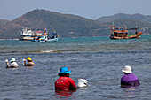 Muschelsucher und Fischerboote im Hafen von Sattahip, bei Pattaya, Provinz Chonburi, Thailand, Asien