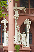 Außenaltar mit Kreuzigungsgruppe an der Rochuskapelle Bingen, Unesco-Welterbe: Oberes Mittelrheintal (seit 2002), Mittelrhein, Rheinland-Pfalz, Deutschland, Europa