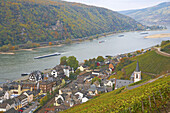 Blick über Assmannshausen zur Burg Rheinstein, Unesco-Welterbe: Oberes Mittelrheintal (seit 2002), Mittelrhein, Rheinland-Pfalz, Hessen, Deutschland, Europa