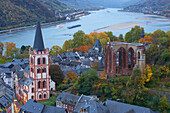 Blick auf Bacharach mit Wernerkapelle und Kirche St. Peter am Abend, Rheinland-Pfalz, Deutschland