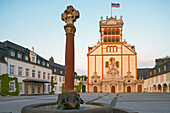 Brunnen mit Pacellikreuz, Benediktinerabtei St. Matthias, Trier, Rheinland-Pfalz, Deutschland
