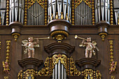 Orgel in der Stiftskirche St. Martin und St. Severus zu Münstermaifeld, Mayen-Koblenz, Eifel, Rheinland-Pfalz, Deutschland, Europa
