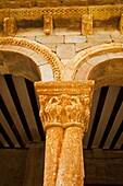 Columna de fustes torsionados, Galería porticada, Iglesia de San Pedro, Siglo XII, Pueblo de Caracena, Soria, Castilla y León, España
