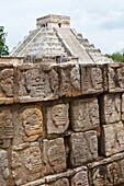 Plataforma de los Cráneos o Tzompantli y Pirámide El Castillo Yacimiento Arqueológico Maya de Chichén Itzá Estado de Yucatán, Península de Yucatán, México, América