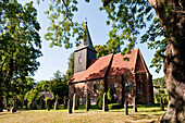 Evangelische Kirche Groß Zicker aus dem 14 Jhr. mit Friedhof auf der Halbinsel Mönchsgut, Insel Rügen, Ostsee, Mecklenburg-Vorpommern, Deutschland