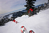 Skifahrer auf dem Glades Run, Pazifik und Vancouver Island im Hintergrund, Cypress Mountain, British Columbia, Kanada