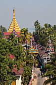 Blick auf buddhistische Mahamuni Pagode hinter Bäumen, Mawlamyaing, Mon Staat, Myanmar, Burma, Asien