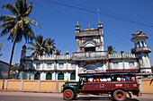 Alter Bus vor einer Moschee in Mawlamyaing, Mon Staat, Myanmar, Burma, Asien