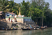 Bootsanleger und Häuser am Fluss Thanlwin, Hpa An, Kayin Staat, Myanmar, Burma, Asien