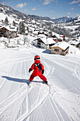 Kind fährt Ski auf frisch präparierte Piste, Schlößlelift, Blick auf Hirschegg, Kleinwalsertal, Vorarlberg, Österreich