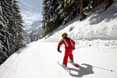 Kind fährt Schuss, Gleitweg Skigebiet am Heuberg, Hirschegg, Kleinwalsertal, Vorarlberg, Österreich