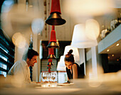 Paar bei Essen in einem Hotelrestaurant, Madrid, Spanien