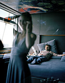 Spiegelung einer Frau beim Anziehen, Mann schaut zu, Suite, 13. Stockwerk, Gestaltung Jean Nouvel, Hotel Silken Puerta America, Madrid, Spanien